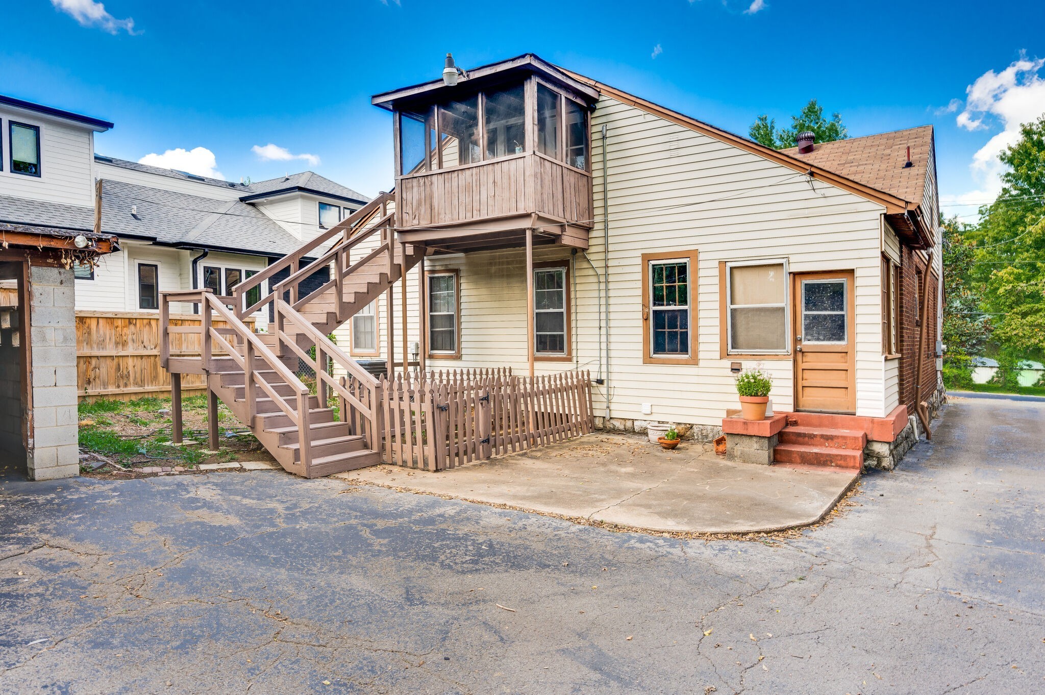 1501 Clayton Ave Unit: B-Upstairs