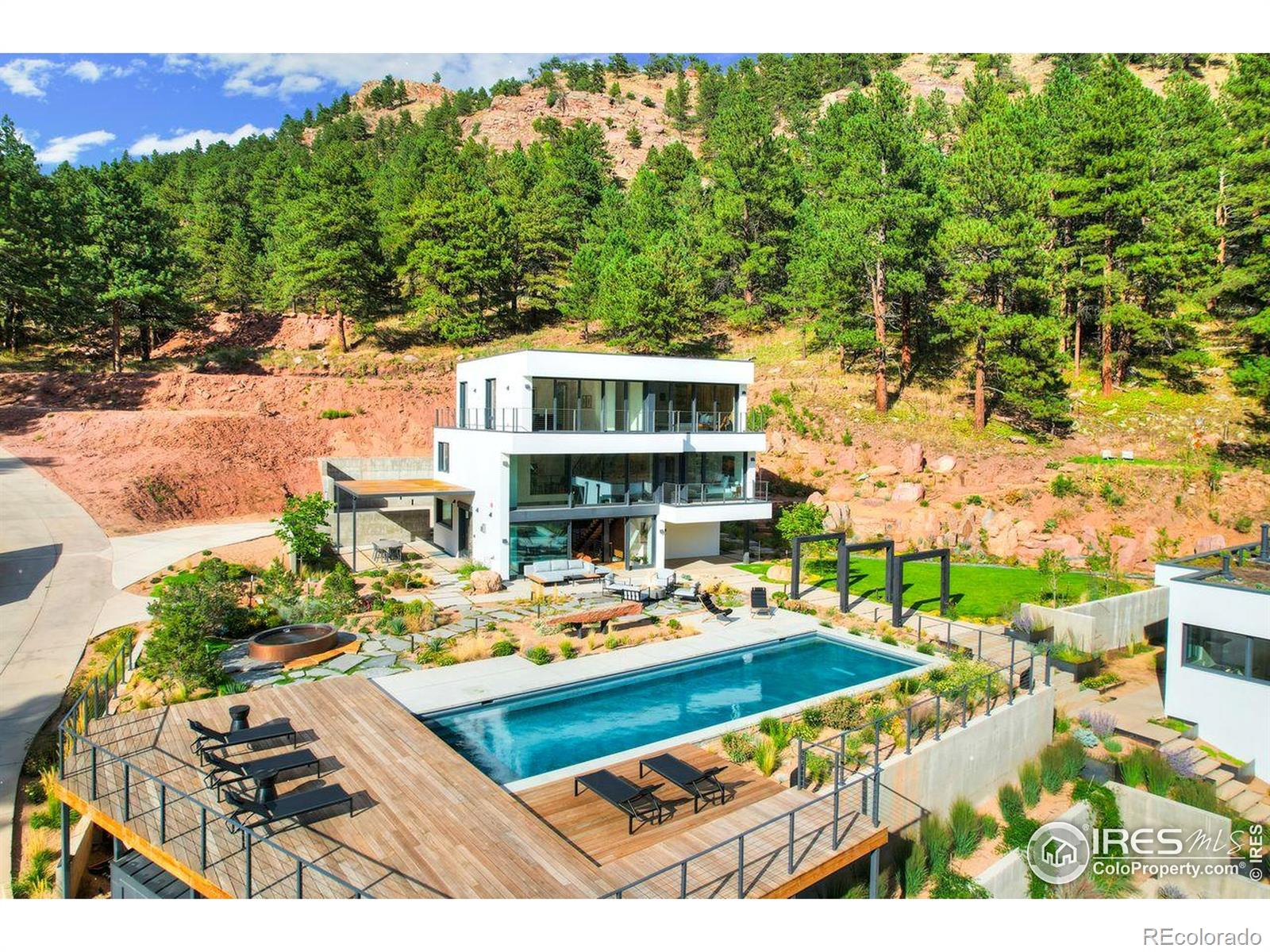 228 Lion Point